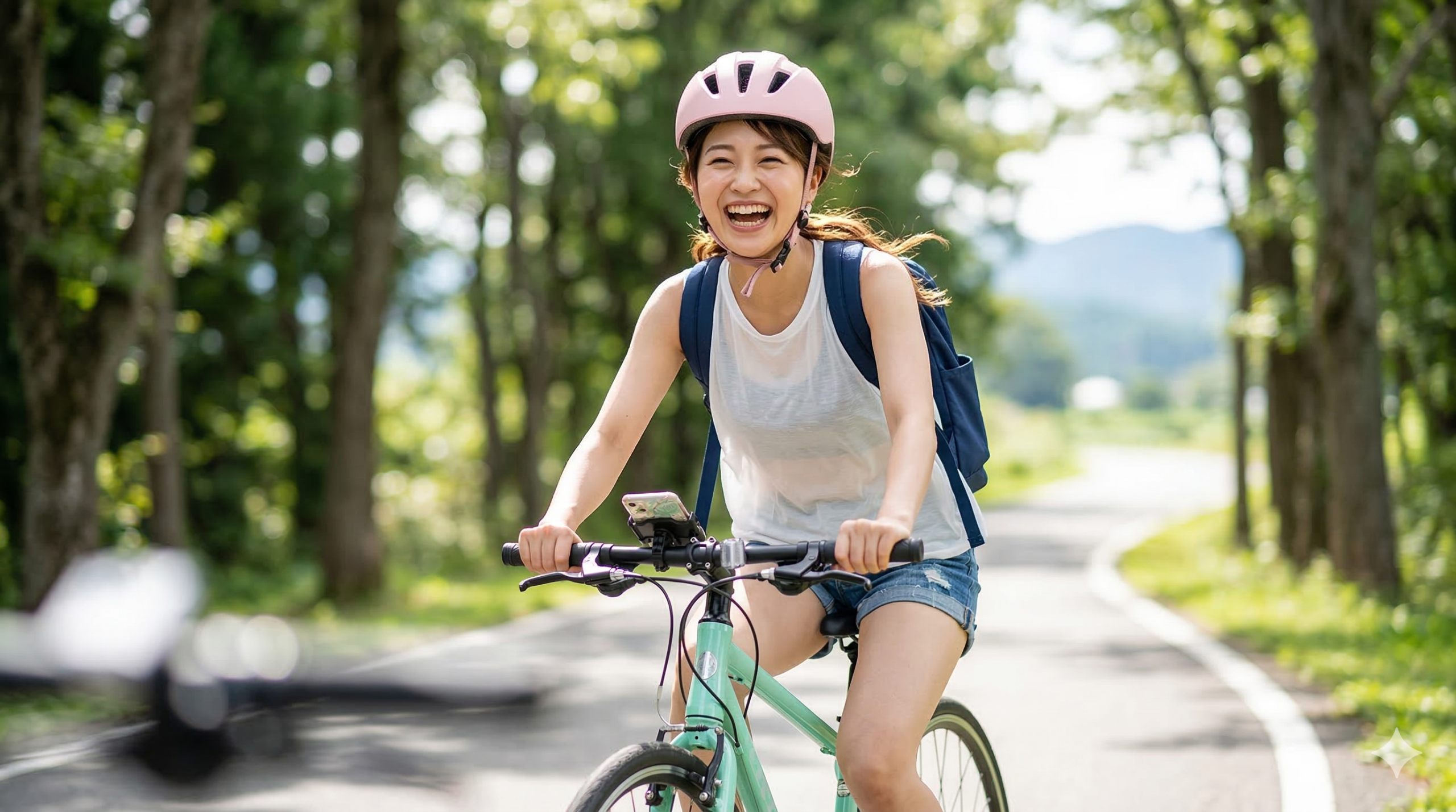 自然の中を笑顔で走る女性サイクリスト